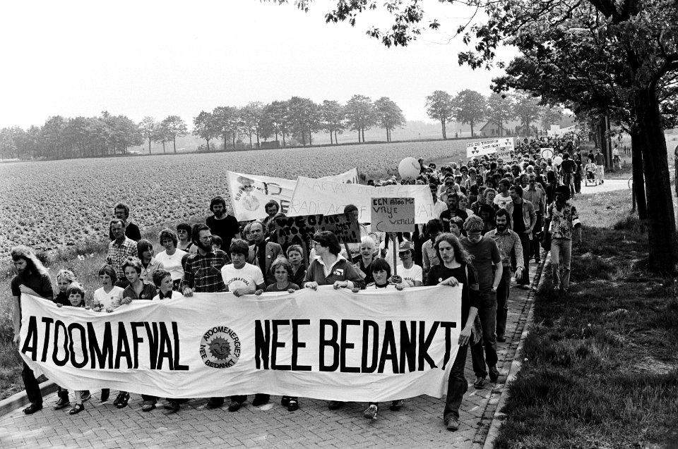 De demonstranten onderweg met spandoekn op de spandoeken staat o.a. te lezen , Bestanddeelnr 930-2949