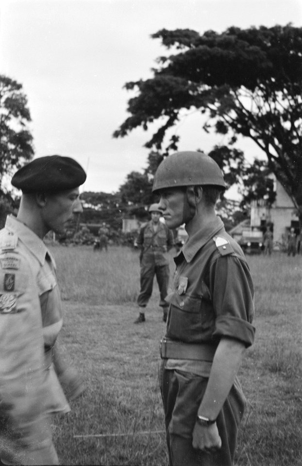 De corpscommandant, majoor F. Rouffaer na het verlenen van de de bronzen medaill, Bestanddeelnr 437-2-3