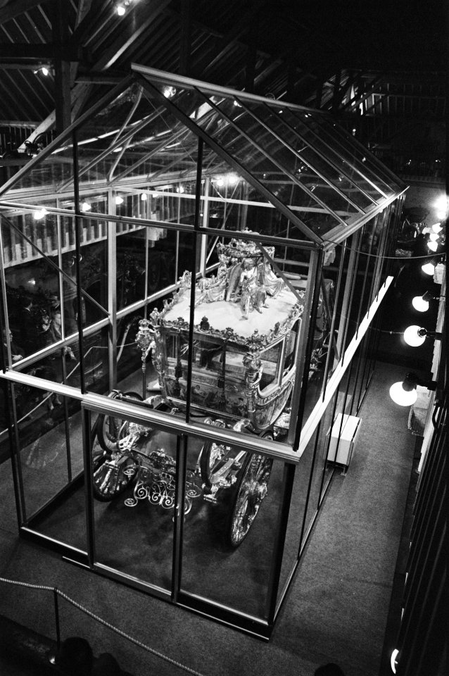 De Gouden Koets tentoongesteld in ee glazen kooi het is voor het eerst dat de k, Bestanddeelnr 929-1078