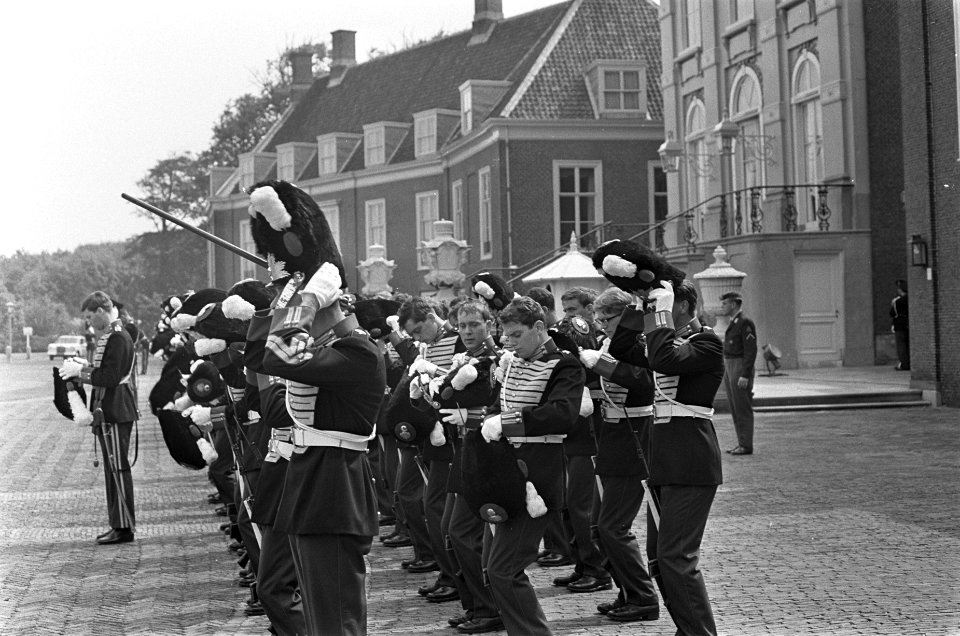De grenadiers van de erewacht doen hun bontmutsen af, Bestanddeelnr 920-4808