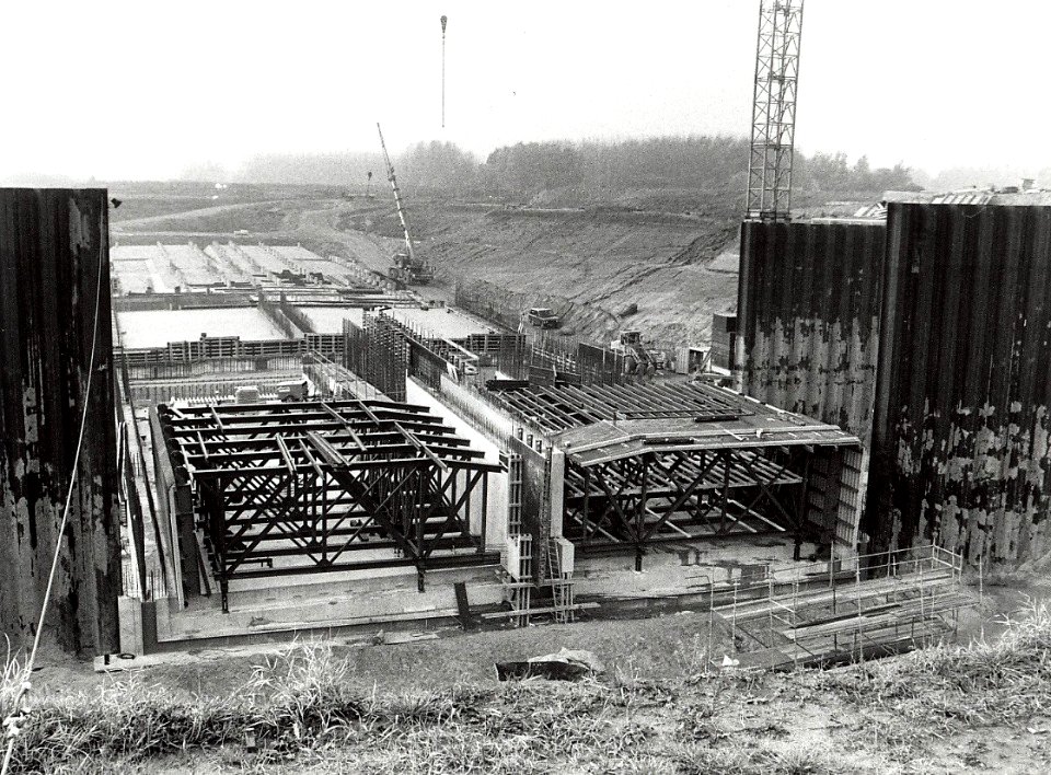 De in aanbouw zijnde Wijkertunnel. Aangekocht in 1994 van United Photos de Boer bv. - Negatiefnummer 38796 k 14. - Gepubliceerd in het Haarlems Dagblad van 29.10.1993. Identificatienummer 54-035050