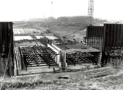 De in aanbouw zijnde Wijkertunnel. Aangekocht in 1994 van United Photos de Boer bv. - Negatiefnummer 38796 k 14. - Gepubliceerd in het Haarlems Dagblad van 29.10.1993. Identificatienummer 54-035050
