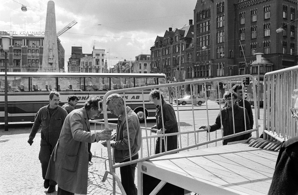 De Dam wordt gereedgemaakt voor de kranslegging door Koningin Beatrix en Prins C, Bestanddeelnr 932-1387