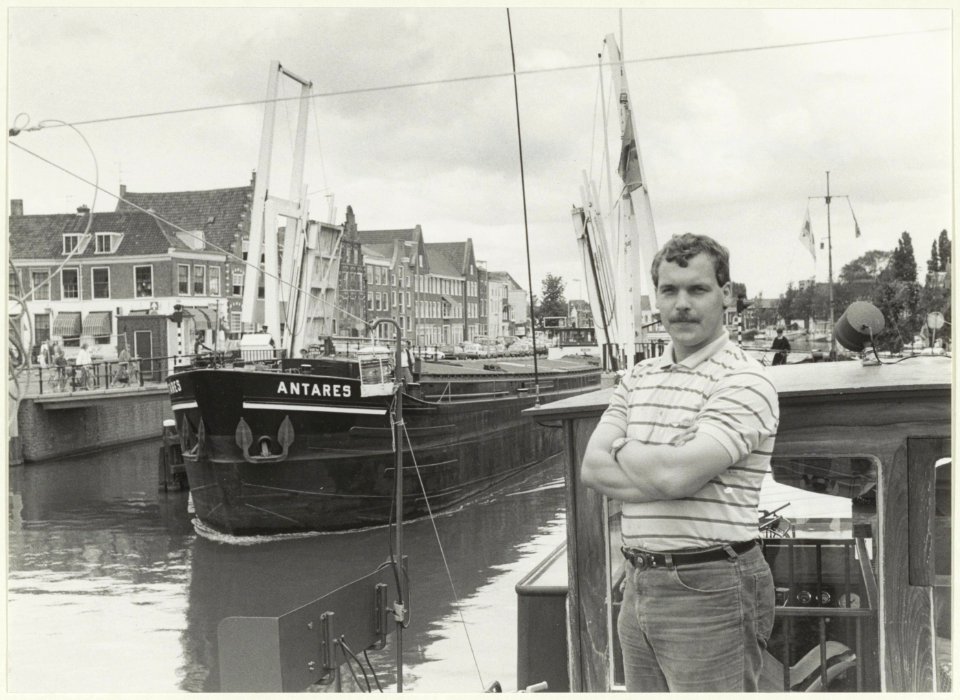 De Gravestenenbrug staat open om een vrachtschip door te laten, ziende naar het Donkere Spaarne. NL-HlmNHA 54020920