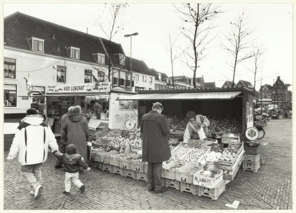 De groenten- en fruitstal van fam. Wijkhuizen. NL-HlmNHA 54023548