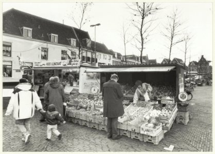 De groenten- en fruitstal van fam. Wijkhuizen. NL-HlmNHA 54023548