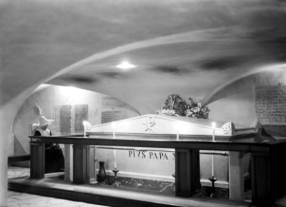 De graftombe van Paus Pius X in de crypte onder de Sint-Pietersbasiliek, Bestanddeelnr 191-1256