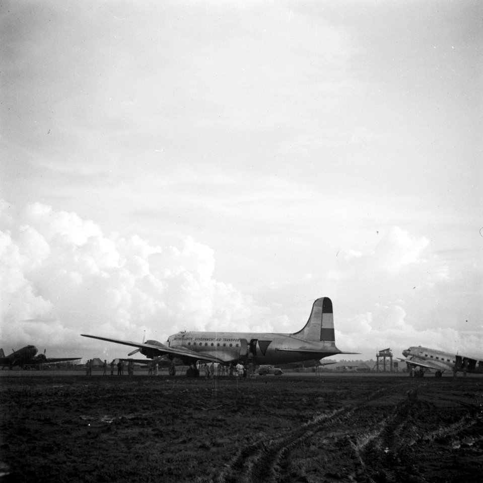 De DC 3 van de Nederlandse regering op het vliegveld Kemajoran bij Batavia Het , Bestanddeelnr 255-8312