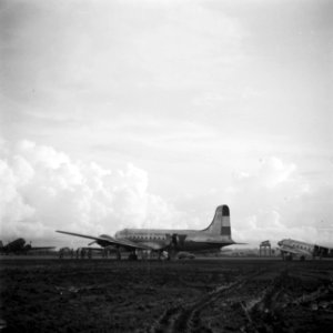 De DC 3 van de Nederlandse regering op het vliegveld Kemajoran bij Batavia Het , Bestanddeelnr 255-8312