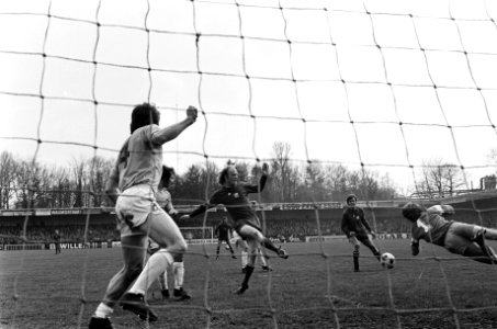De Graafschap tegen Ajax 0-0, Ruud Geels voor het doel van De Graafschap Keeper, Bestanddeelnr 927-8830