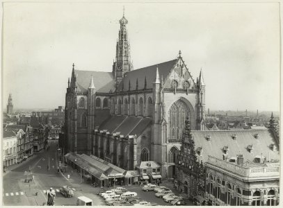 De Grote Kerk ziende vanuit de toren van het Stadhuis. NL-HlmNHA 54010984