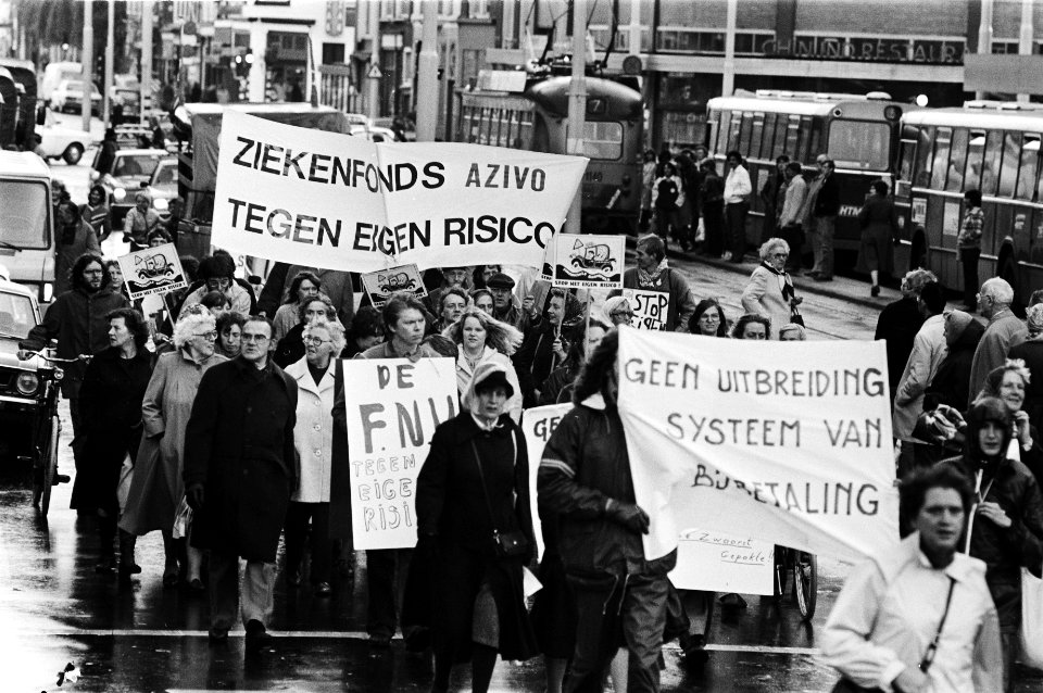 De demonstranten onderweg met spandoeken o.a. Ziekenfonds AZIVO tegen eigen ri, Bestanddeelnr 930-5274