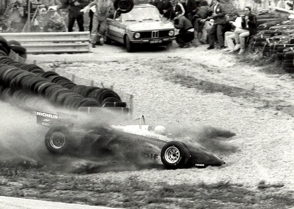 De Grand Prix op het Circuit van Zandvoort, René Arnoux vliegt met een snelheid van 250 kilometer per uur de zandbak van de Tarzanbocht in, de bolide van de fransman werd onbestuurbaar, toen, 
