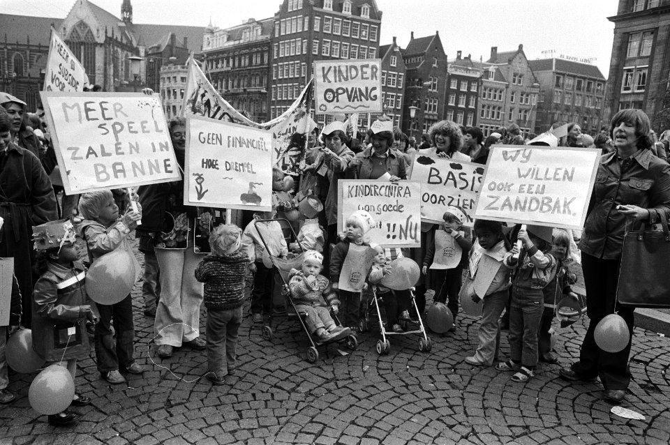 De demonstranten op de Dam met spandoeken, o.a. Kinderopvang, Basisvoorzieni…, Bestanddeelnr 930-4594
