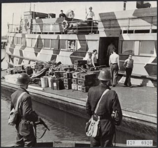 De haven van Amsterdam. Op de grillig geschilderde oorlogsschepen leveren de Dui, Bestanddeelnr 120-0920