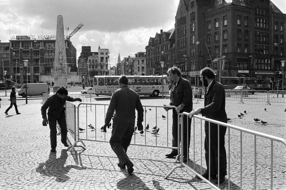 De Dam wordt gereedgemaakt voor de kranslegging door Koningin Beatrix en Prins C, Bestanddeelnr 932-1385