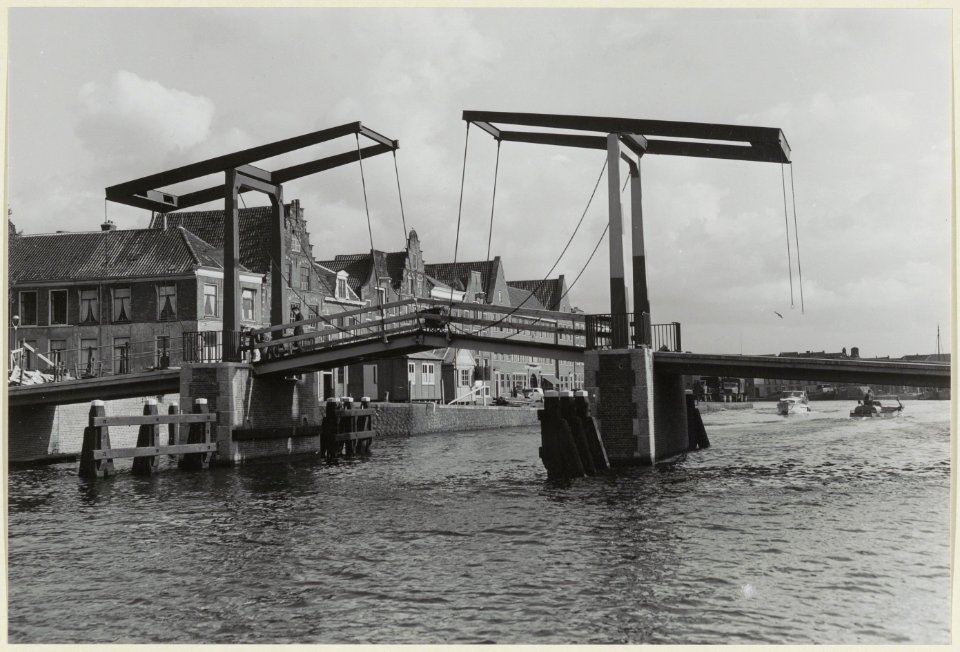 De Gravestenenbrug, ziende naar het Donkere Spaarne