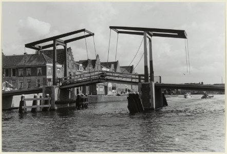 De Gravestenenbrug, ziende naar het Donkere Spaarne