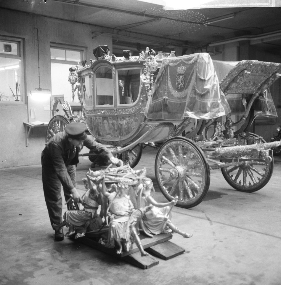 De Gouden Koets in Amsterdam, de gouden ornamenten waren tijdens transport verwi, Bestanddeelnr 918-8472