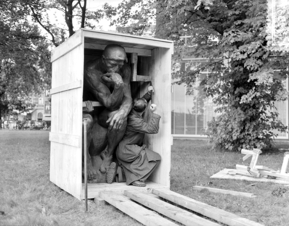 De Denker van Rodin wordt uit kist gehaald voor plaatsing in de beeldentuin va, Bestanddeelnr 907-8867