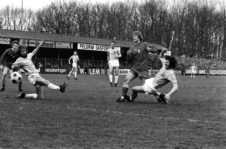 De Graafschap tegen Ajax 0-0, Steffenhagen (l) en Rep (midden) voor het doel. Mi, Bestanddeelnr 927-8827