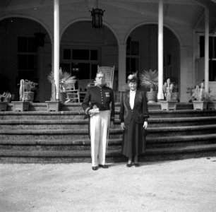 De gouverneur van Suriname Johannes Cornelis Brons in ambtskostuum en zijn vrouw, Bestanddeelnr 252-6303