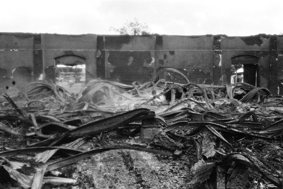 De goedangs aan de kade van Tjilatjap Een beeld van de enorme verwoestingen, di, Bestanddeelnr 317-1-1