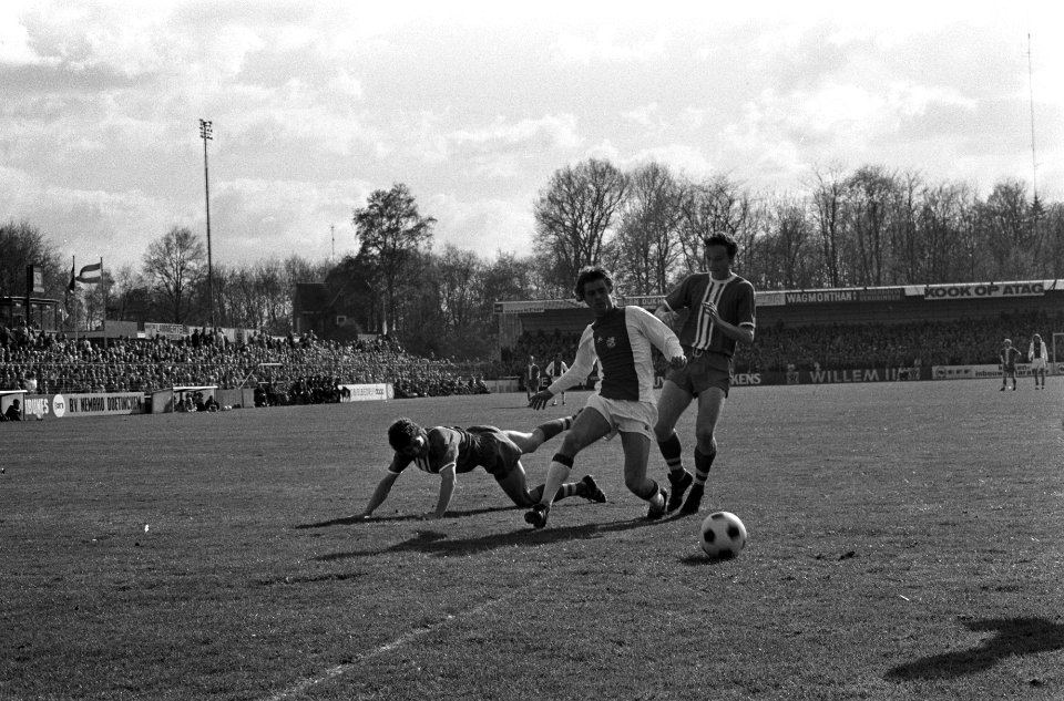 De Graafschap tegen Ajax 1-0, J Rep in duel (links), Bestanddeelnr 927-1272