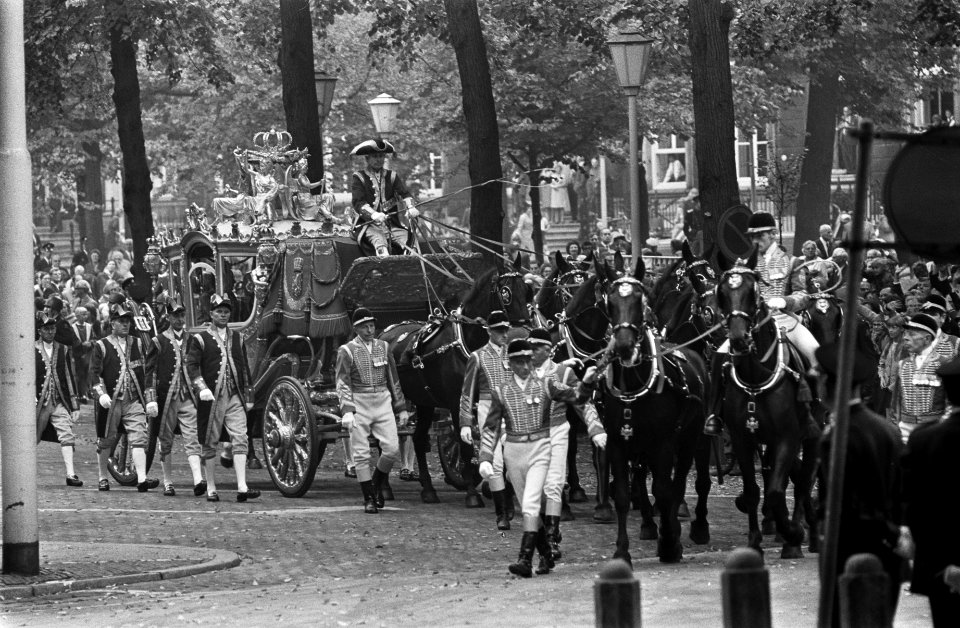 De gouden koets komt aan bij Paleis Lange Voorhout, Bestanddeelnr 922-7987