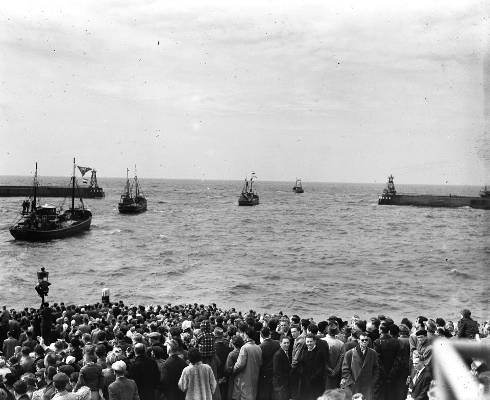 De haringvloot verlaat de haven van Scheveningen onder grote publieke belangstel, Bestanddeelnr 909-5680