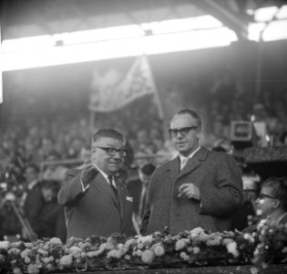 De heer Brunt, secretaris van de KNVB en minister Vrolijk van Cultuur, Recreatie, Bestanddeelnr 918-3259