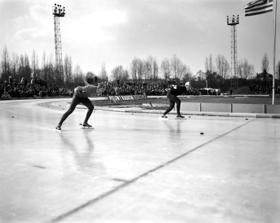 Drielandenschaatswedstrijden op Jaap Eden baan te Amsterdam G Slott (Zweden) e, Bestanddeelnr 913-5598