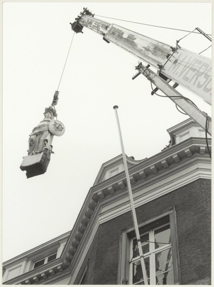 De godin Minerva wordt van het dak van het Hodshonhuis gehesen t.b.v. restauratie. NL-HlmNHA 54012370