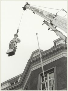 De godin Minerva wordt van het dak van het Hodshonhuis gehesen t.b.v. restauratie. NL-HlmNHA 54012370
