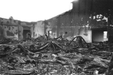 De goedangs aan de kade van Tjilatjap. Een beeld van de enorme verwoestingen, di, Bestanddeelnr 317-1-4