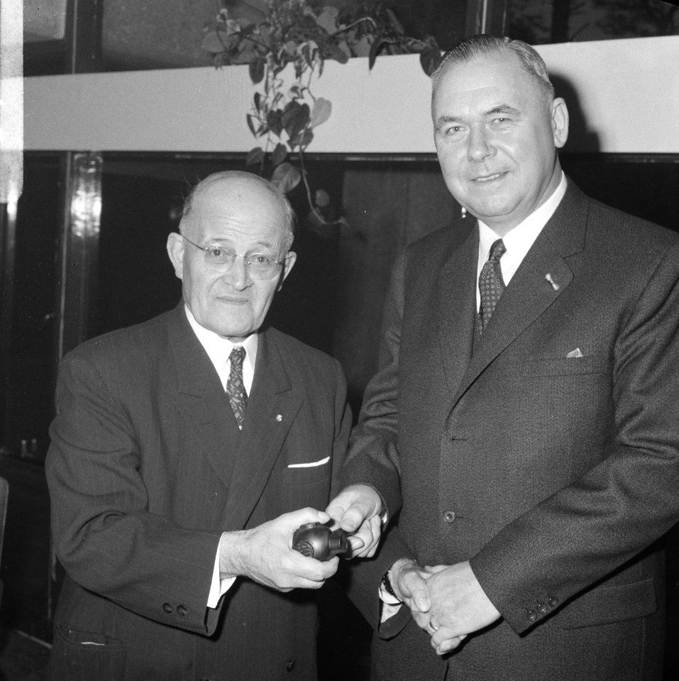 De heer A.L.M. Schröder samen met zijn opvolger Dhr. Wim A.G.M. Meuleman, Bestanddeelnr 919-7822