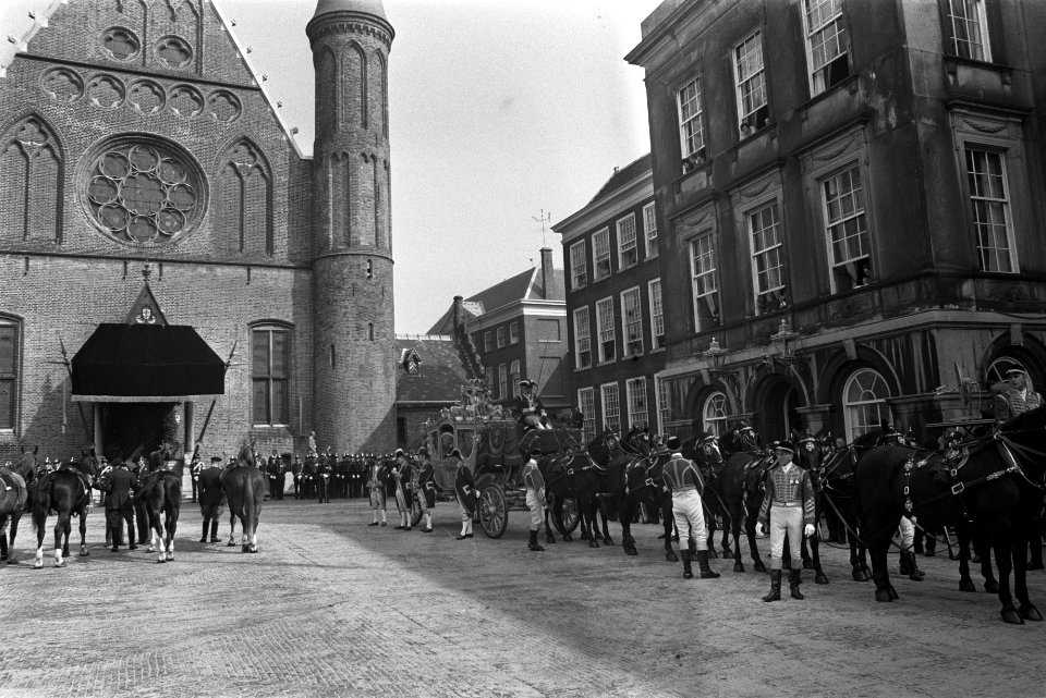 De Gouden Koets wacht op het Binnenhof op het einde van de troonrede, Bestanddeelnr 924-9547