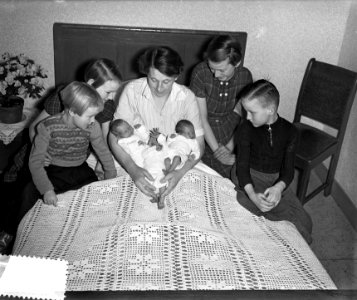 Drieling te Oudenbont geboren op 23 januari 1955 moeder met haar pasgeboren en a, Bestanddeelnr 906-9598