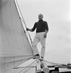 De heer Bokma aan boord van zijn zeilboot, Bestanddeelnr 191-0703 photo