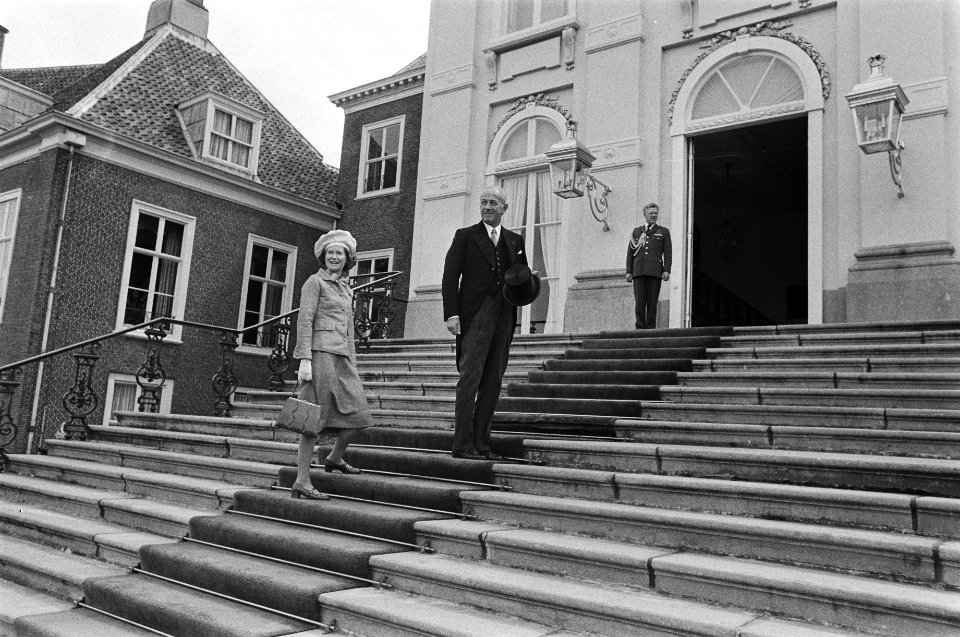 De heer Bendien, ambassadeur in Koeweit, en zijn echtgenote op de trappen van Hu, Bestanddeelnr 929-2751