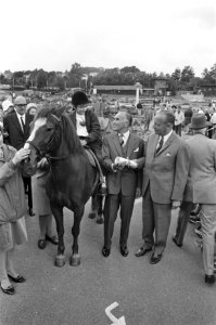De heer Boost (voorzitter Stichting Madurodam) schonk de 106.000 gulden (de pony, Bestanddeelnr 920-4481