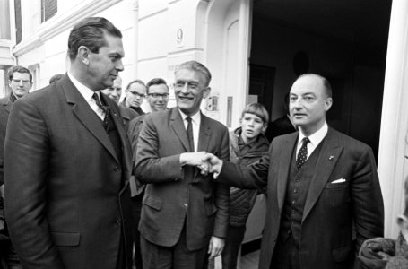 De heer Bauke Roolvink (ARP) en minister van Landbouw dhr. Barend Biesheuvel (AR, Bestanddeelnr 919-7434