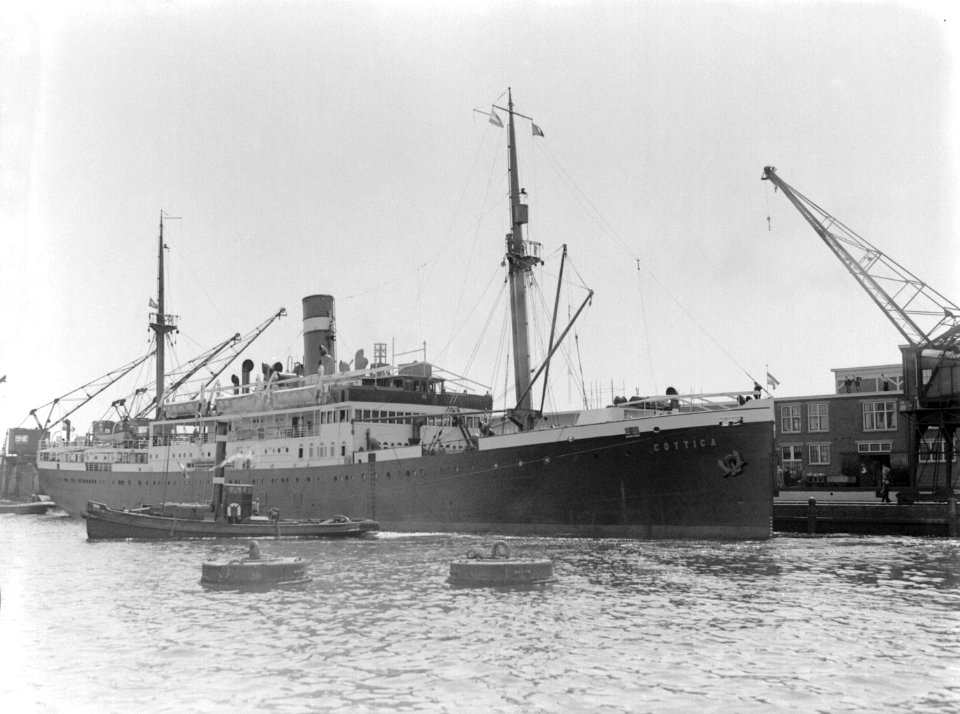 De haven van Amsterdam met de MS Cottica, stuurboordzijde, met sleepboot, Bestanddeelnr 190-0235