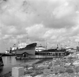 De haven van de Lago-olieraffinaderij in San Nicolas op Aruba, Bestanddeelnr 252-8044
