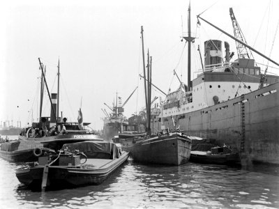 De haven van Amsterdam met het MS Crijnssen, stuurboorboordzijde, met binnenvaar, Bestanddeelnr 190-0239