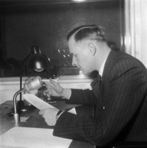 De heer Brugman voor de microfoon van Herrijzend Nederland, Bestanddeelnr 900-9639
