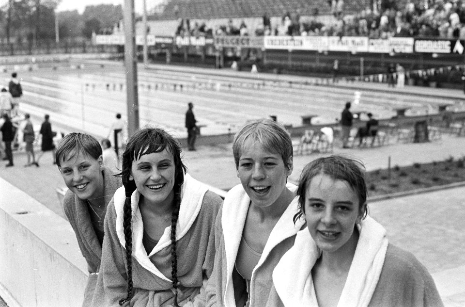 Drielandenwedstrijd zwemmen te Utrecht, 4 x 100 meter vrije slag meisjes,Vlnr. …, Bestanddeelnr 919-2897