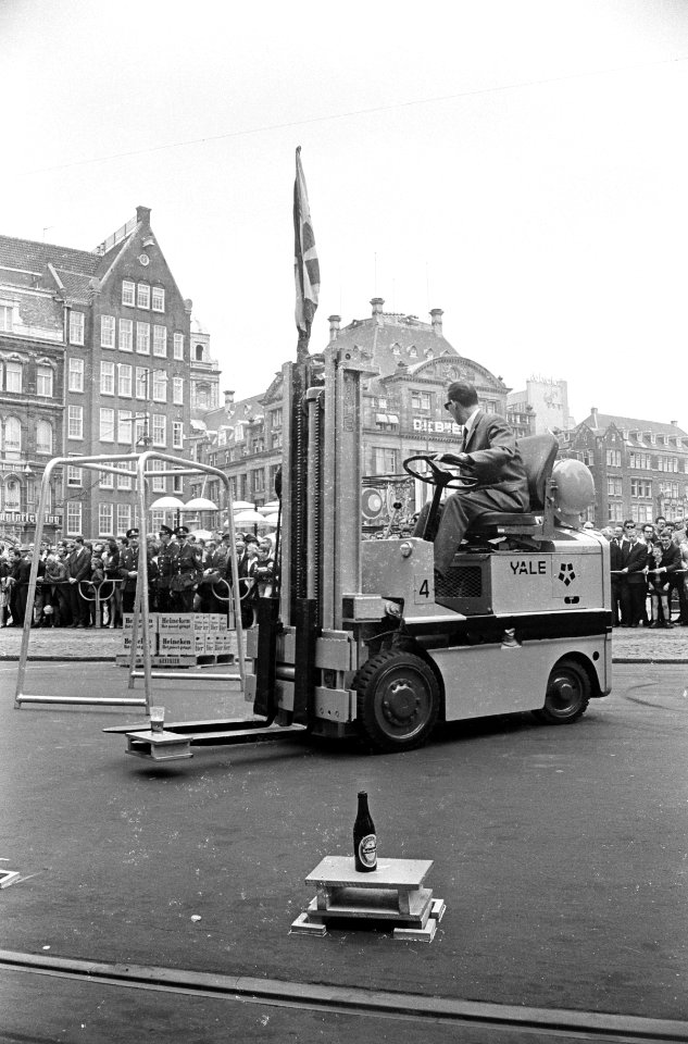 De heer Bouwmeester van Hoogovens in aktie, Bestanddeelnr 920-4174
