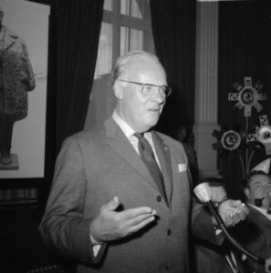 De heer A.W. Bruna (uitgeverij Zwarte Beertjes) houdt een toespraak in het Amste, Bestanddeelnr 919-5218