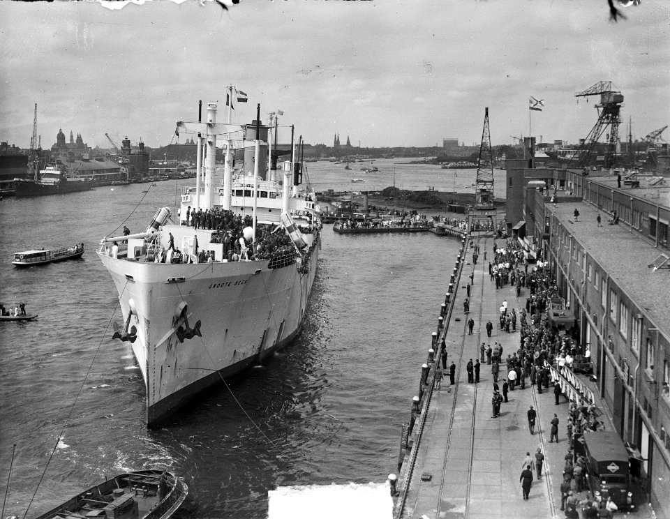 De Groote Beer vaart de haven van Amsterdam binnen, Bestanddeelnr 903-4197